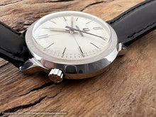 Load image into Gallery viewer, Accutron 1971 NOS Brushed Oval Case with Original Box, Electric, 38x40mm