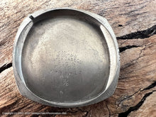 Load image into Gallery viewer, New England USA (Waltham) in Highly and Crisply Decorative 'Tivoli' Case , Manual, 31.5mmx31.5mm